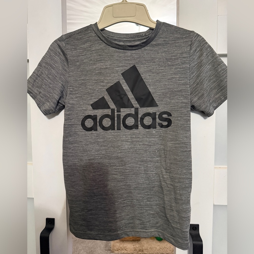 adidas Gray & Black Logo Short Sleeve Tee - Kids